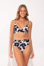 Laden Sie das Bild in den Galerie-Viewer, Model Front: Rio De Sol Unterteil Bottom Poppy Hotpants