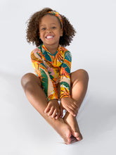 Laden Sie das Bild in den Galerie-Viewer, Model Front: Rio De Sol Rashguard El-Arco Rash-Guard Kids