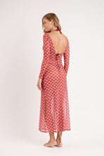 Laden Sie das Bild in den Galerie-Viewer, Model Back: Rio De Sol Strandkleid Floral-Scales Dress Lucy