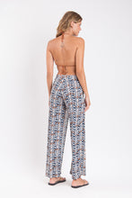 Laden Sie das Bild in den Galerie-Viewer, Model Back: Rio De Sol Strandhosen Ikat Wide Pants
