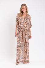 Laden Sie das Bild in den Galerie-Viewer, Model Front: Rio De Sol Strandkleid Leopard Long Dress