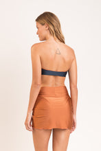 Laden Sie das Bild in den Galerie-Viewer, Model Back: Rio De Sol Strandrock Nocciola Skirt-Knot
