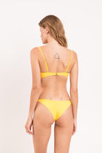 Laden Sie das Bild in den Galerie-Viewer, Model Back: Rio De Sol Set Set Amarelo Bandeau-Crispy Cheeky-Crispy