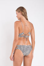 Laden Sie das Bild in den Galerie-Viewer, Model Back: Rio De Sol Set Set Collage Camille Madrid