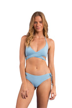 Laden Sie das Bild in den Galerie-Viewer, Model Front: Rio De Sol Set Set Dots-Sky Kate Madrid