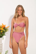 Laden Sie das Bild in den Galerie-Viewer, Model Front: Rio De Sol Set Set Shimmer-Confetti Twist Belted-High-Waist