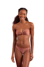 Laden Sie das Bild in den Galerie-Viewer, Model Front: Rio De Sol Oberteil Top Shimmer-Copper Bandeau-Joy