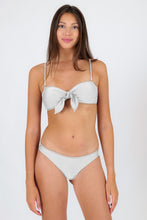 Laden Sie das Bild in den Galerie-Viewer, Model Front: Rio De Sol Oberteil Top Shimmer-White Bandeau-Knot