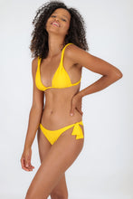 Laden Sie das Bild in den Galerie-Viewer, Model Front: Rio De Sol Oberteil Top Sunflower Mel