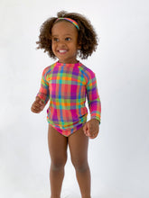Laden Sie das Bild in den Galerie-Viewer, Model Front: Rio De Sol Rashguard Tulip-Garden Rash-Guard Kids