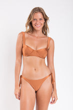 Laden Sie das Bild in den Galerie-Viewer, Model Front: Rio De Sol Unterteil Bottom Nocciola Italy
