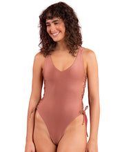 Laden Sie das Bild in den Galerie-Viewer, Gallery: Rio De Sol Badeanzug Shimmer-Copper Zoe
