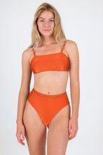 Laden Sie das Bild in den Galerie-Viewer, Model Front: Rio De Sol Set Set Paprica Bandeau-Reto Hotpants
