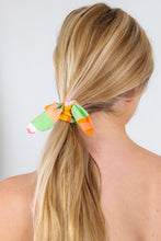 Laden Sie das Bild in den Galerie-Viewer, Model Front: Rio De Sol Haar-Accessoires Utah Scrunchie
