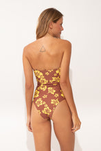 Laden Sie das Bild in den Galerie-Viewer, Model Back: Wednesday In Hawaii By Rio De Sol Badeanzug Pua-Coco-Lilikoi Aloha
