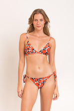 Laden Sie das Bild in den Galerie-Viewer, Model Front: Rio De Sol Set Set Amore-Red Tri-Fixo Ibiza-Comfy
