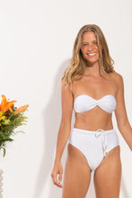 Laden Sie das Bild in den Galerie-Viewer, Image 09: Rio De Sol Set Set Shimmer-White Twist Belted-High-Waist
