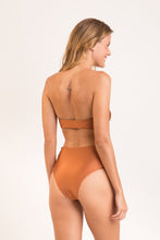 Laden Sie das Bild in den Galerie-Viewer, Model Back: Rio De Sol Unterteil Bottom Nocciola High-Waist-Spin
