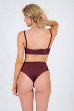 Laden Sie das Bild in den Galerie-Viewer, Model Back: Rio De Sol Unterteil Bottom Barolo Hotpants

