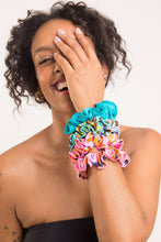 Laden Sie das Bild in den Galerie-Viewer, Image 02: Rio De Sol Haar-Accessoires Amore-Pink Scrunchie

