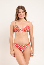 Laden Sie das Bild in den Galerie-Viewer, Model Front: Rio De Sol Set Set Floral-Scales Tri-Fixo Essential-Comfy
