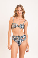 Laden Sie das Bild in den Galerie-Viewer, Model Front: Rio De Sol Oberteil Top Ikat Twist
