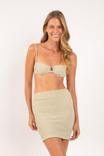 Laden Sie das Bild in den Galerie-Viewer, Model Front: Rio De Sol Strandrock Brisa-Pistache Rubi Skirt
