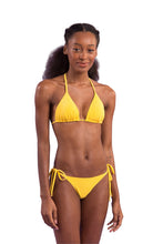 Laden Sie das Bild in den Galerie-Viewer, Model Front: Rio De Sol Set Set Malibu-Yellow Tri-Inv Cheeky-Tie
