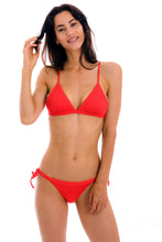Laden Sie das Bild in den Galerie-Viewer, Model Front: Rio De Sol Oberteil Top Cotele-Tomate Tri-Fixo
