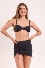 Laden Sie das Bild in den Galerie-Viewer, Model Front: Rio De Sol Strandrock Black Mini Skirt Ruched
