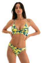 Laden Sie das Bild in den Galerie-Viewer, Model Front: Rio De Sol Set Lemon Flower Tri Cos
