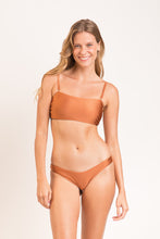 Laden Sie das Bild in den Galerie-Viewer, Model Front: Rio De Sol Oberteil Top Nocciola Bandeau-Reto
