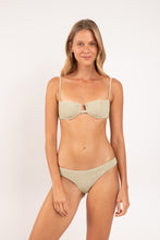Laden Sie das Bild in den Galerie-Viewer, Model Front: Rio De Sol Set Set Brisa-Pistache Juliette Essential

