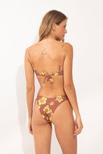 Laden Sie das Bild in den Galerie-Viewer, Model Back: Wednesday In Hawaii By Rio De Sol Oberteil Top Pua-Coco-Lilikoi Shell
