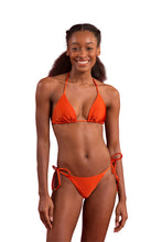Laden Sie das Bild in den Galerie-Viewer, Model Front: Rio De Sol Set Set Shimmer-Paprica Tri-Inv Cheeky-Tie
