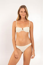 Laden Sie das Bild in den Galerie-Viewer, Model Front: Rio De Sol Oberteil Top Brisa-Offwhite Juliette
