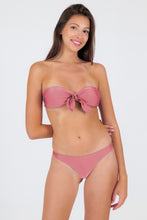 Laden Sie das Bild in den Galerie-Viewer, Model Front: Rio De Sol Set Set Shimmer-Confetti Bandeau-Knot Nice-Fio
