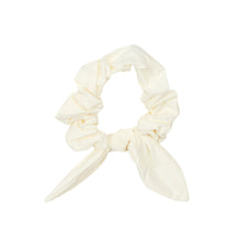 Laden Sie das Bild in den Galerie-Viewer, Product Front: Rio De Sol Haar-Accessoires Off-White Scrunchie
