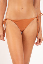 Laden Sie das Bild in den Galerie-Viewer, Gallery: Rio De Sol Unterteil Bottom Shimmer-Nocciola Cheeky-Tie-Gold
