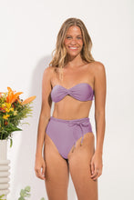 Laden Sie das Bild in den Galerie-Viewer, Model Front: Rio De Sol Set Set Shimmer-Harmonia Twist Belted-High-Waist
