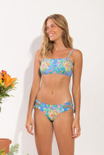 Laden Sie das Bild in den Galerie-Viewer, Model Front: Rio De Sol Oberteil Top Treetop Bandeau-Reto
