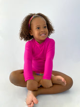 Laden Sie das Bild in den Galerie-Viewer, Model Front: Rio De Sol Rashguard Amaranto Rash-Guard Kids
