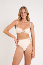 Laden Sie das Bild in den Galerie-Viewer, Model Front: Rio De Sol Oberteil Top Malibu-Natural Bandeau-Iris

