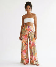 Laden Sie das Bild in den Galerie-Viewer, Model Front: Rio De Sol Strandhosen Oasis Wide Pants
