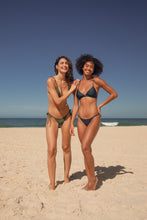 Laden Sie das Bild in den Galerie-Viewer, Image 11: Rio De Sol Set Set Shimmer-Shark Tri-Fixo-Noa Cheeky-Noa
