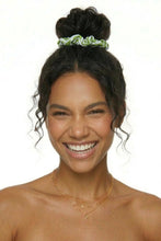 Laden Sie das Bild in den Galerie-Viewer, Model Front: Rio De Sol Haar-Accessoires Palms Scrunchie
