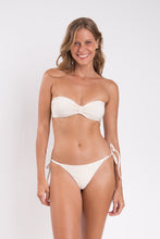 Laden Sie das Bild in den Galerie-Viewer, Model Front: Rio De Sol Unterteil Bottom Malibu-Natural Cheeky-Micro
