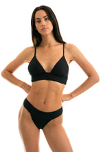 Laden Sie das Bild in den Galerie-Viewer, Model Front: Rio De Sol Oberteil Top Cloque Preto Tri Cos
