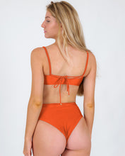 Laden Sie das Bild in den Galerie-Viewer, Image 06: Rio De Sol Set Set Paprica Bandeau-Reto Hotpants
