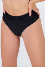 Laden Sie das Bild in den Galerie-Viewer, Bottom Shimmer-Black Hotpants
